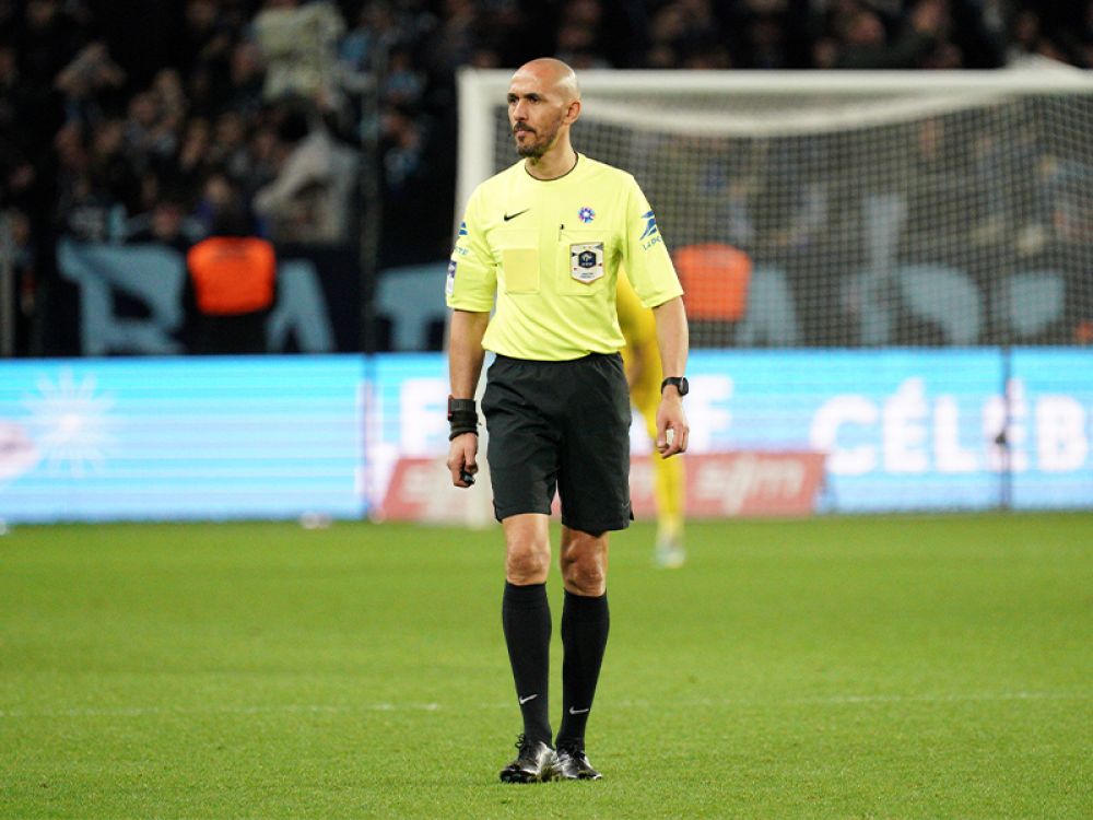 L'arbitre pour le barrage aller