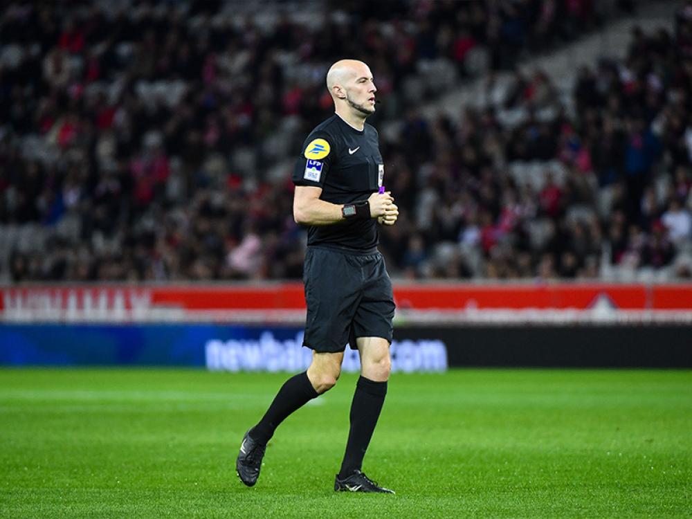 L'arbitre pour le barrage retour